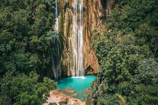 La cascada El Limón cayendo en una poza de selva verde, península de Samaná