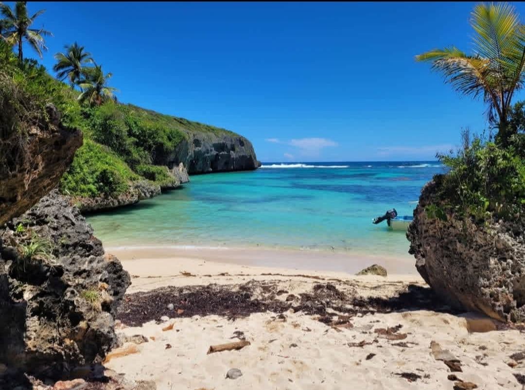 Playa Frontón y Madama en Barco — Almuerzo, Bebidas y Equipo de Snorkel: foto de la galería