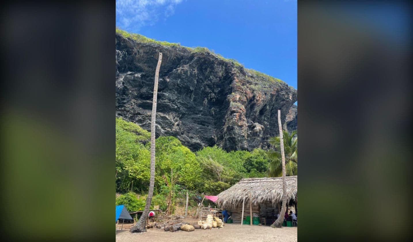 Playa Frontón en bateau — Sous la paroi d'escalade